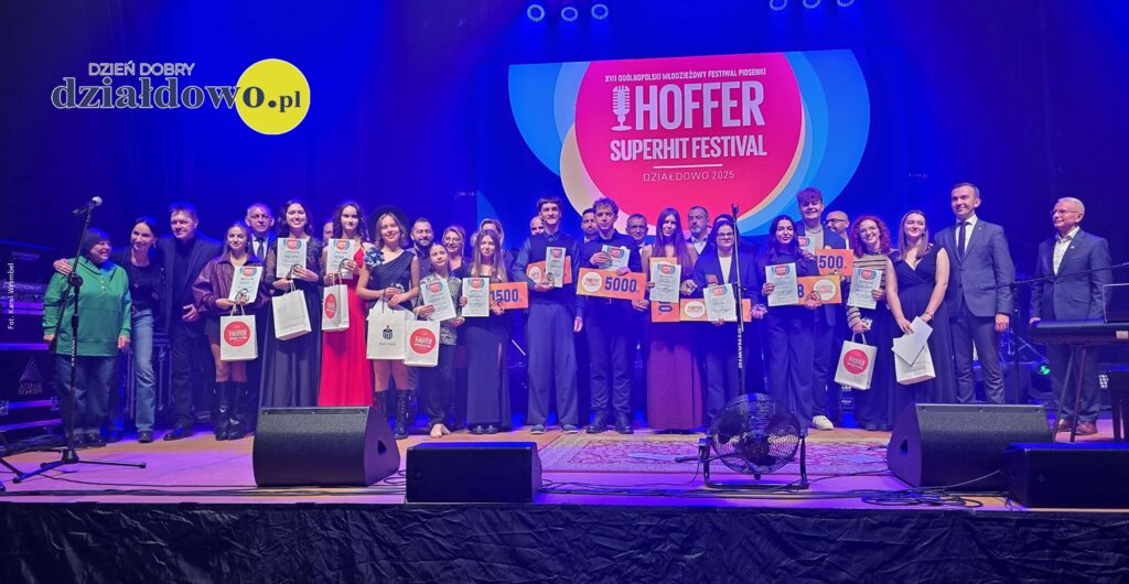 XVII Festiwal Piosenki Hoffer Superhit Festival 2025 pamiątkowa fotografia laureatów XVII Ogólnopolskiego Młodzieżowego Festiwalu Piosenki Hoffer Superhit Festival Działdowo 2025 wraz z jurorami, patronami i sponsorami
