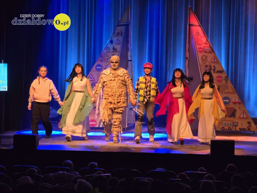 aktorzy na scenie MDK występujący w musicalu