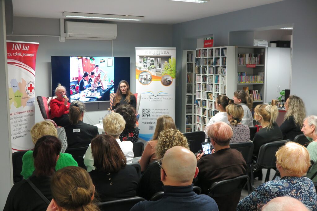 "Wymaluj i wytańcz swoje emocje" wystawa obrazów zajęć arteterapii Joanna Derbin i Polina Shanaieva oraz osoby zgromadzone na wernisażu "Wymaluj i wytańcz swoje emocje" w MBP w Działdowie