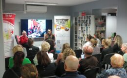 Joanna Derbin i Polina Shanaieva oraz osoby zgromadzone na wernisażu "Wymaluj i wytańcz swoje emocje" w MBP w Działdowie