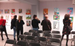 „Wymaluj i wytańcz swoje emocje” wystawa obrazów zajęć arteterapii 