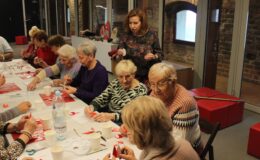 Seniorzy na warsztatach z okazji Narodowego Święta Niepodległości