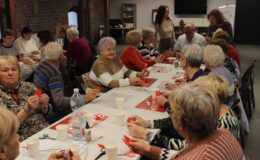 Seniorzy na warsztatach z okazji Narodowego Święta Niepodległości