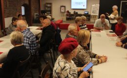 Seniorzy na warsztatach z okazji Narodowego Święta Niepodległości