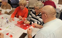 Seniorzy na warsztatach z okazji Narodowego Święta Niepodległości