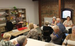 Seniorzy na warsztatach z okazji Narodowego Święta Niepodległości