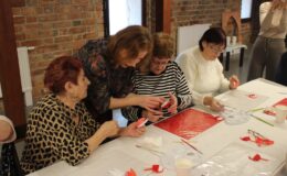 Seniorzy na warsztatach z okazji Narodowego Święta Niepodległości