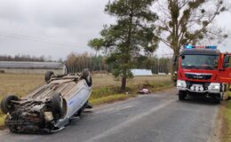 na drodze samochód po dachowaniu i wóz strażacki / fot. Ochotnicza Straż Pożarna w Lidzbarku