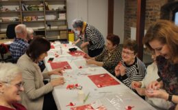 Seniorzy na warsztatach z okazji Narodowego Święta Niepodległości