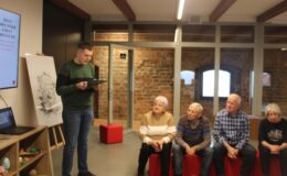 Seniorzy na warsztatach z okazji Narodowego Święta Niepodległości