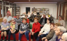 Seniorzy na warsztatach z okazji Narodowego Święta Niepodległości