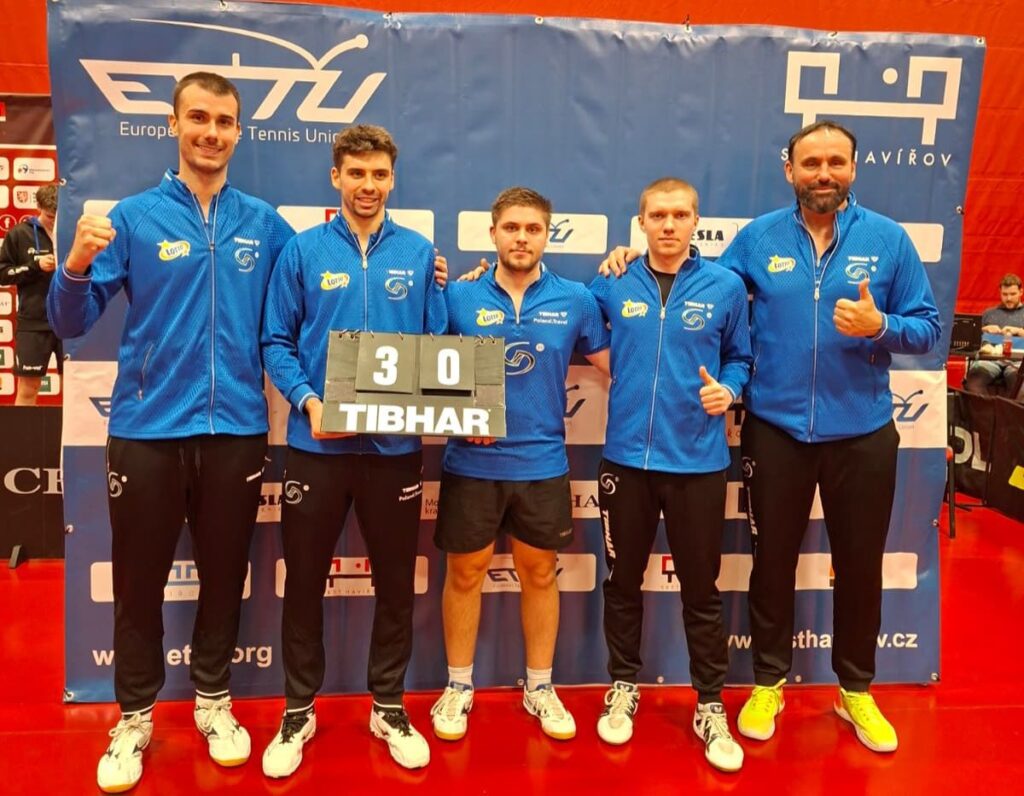 stoi pięciu mężczyzn, zawodnicy i trener Dekorglassu / fot. Dekorglass