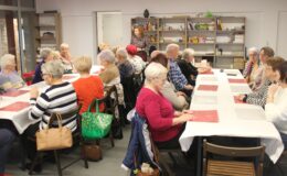 Seniorzy na warsztatach z okazji Narodowego Święta Niepodległości