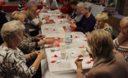 Seniorzy na warsztatach z okazji Narodowego Święta Niepodległości