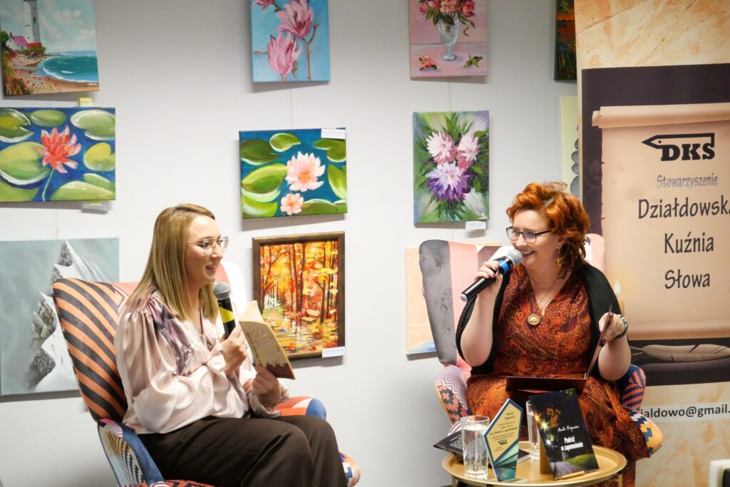 Anety Popowicz i Renata Buczyńska podczas Wieczorku Poetyckiego w Miejskiej bibliotece Publicznej