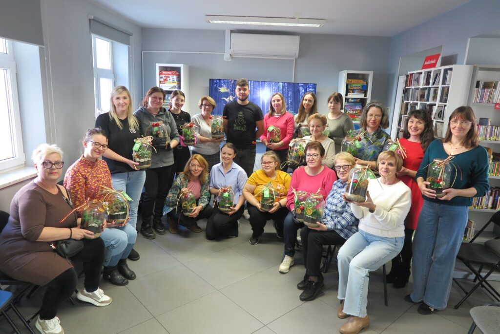 A pod choinkę "Las w słoiku" osoby dorosłe prezentują swoje prace z warsztatów "Las w słoiku"