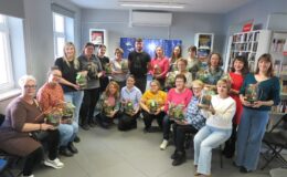 osoby dorosłe prezentują swoje prace z warsztatów "Las w słoiku"