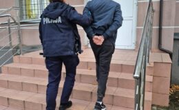 Zobaczył policjantów, położył się na siedzeniu auta. Wpadł z narkotykami