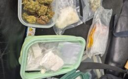 Zobaczył policjantów, położył się na siedzeniu auta. Wpadł z narkotykami