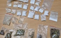 Zobaczył policjantów, położył się na siedzeniu auta. Wpadł z narkotykami