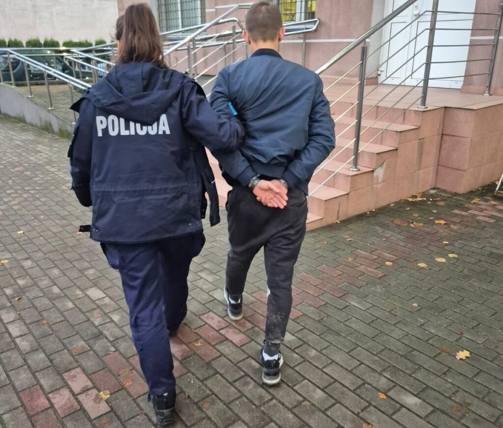 Zobaczył policjantów, położył się na siedzeniu auta. Wpadł z narkotykami atrzymany mężczyzna prowadzony do Komendy Policji w Działdowie przez policjantkę