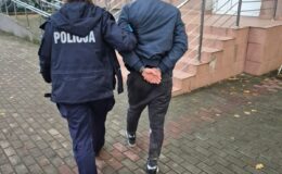Zobaczył policjantów, położył się na siedzeniu auta. Wpadł z narkotykami