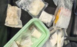 Zobaczył policjantów, położył się na siedzeniu auta. Wpadł z narkotykami