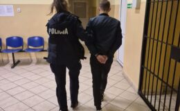 Zobaczył policjantów, położył się na siedzeniu auta. Wpadł z narkotykami