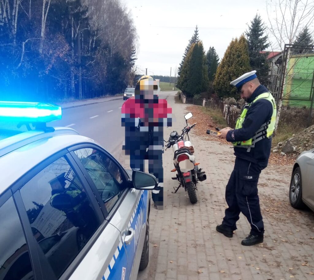 działania NURD w powiecie działdowskim. Na zdjęciu widać policjanta i osobę kontrolowaną / fot. policja