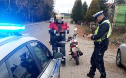 działania NURD w powiecie działdowskim. Na zdjęciu widać policjanta i osobę kontrolowaną / fot. policja