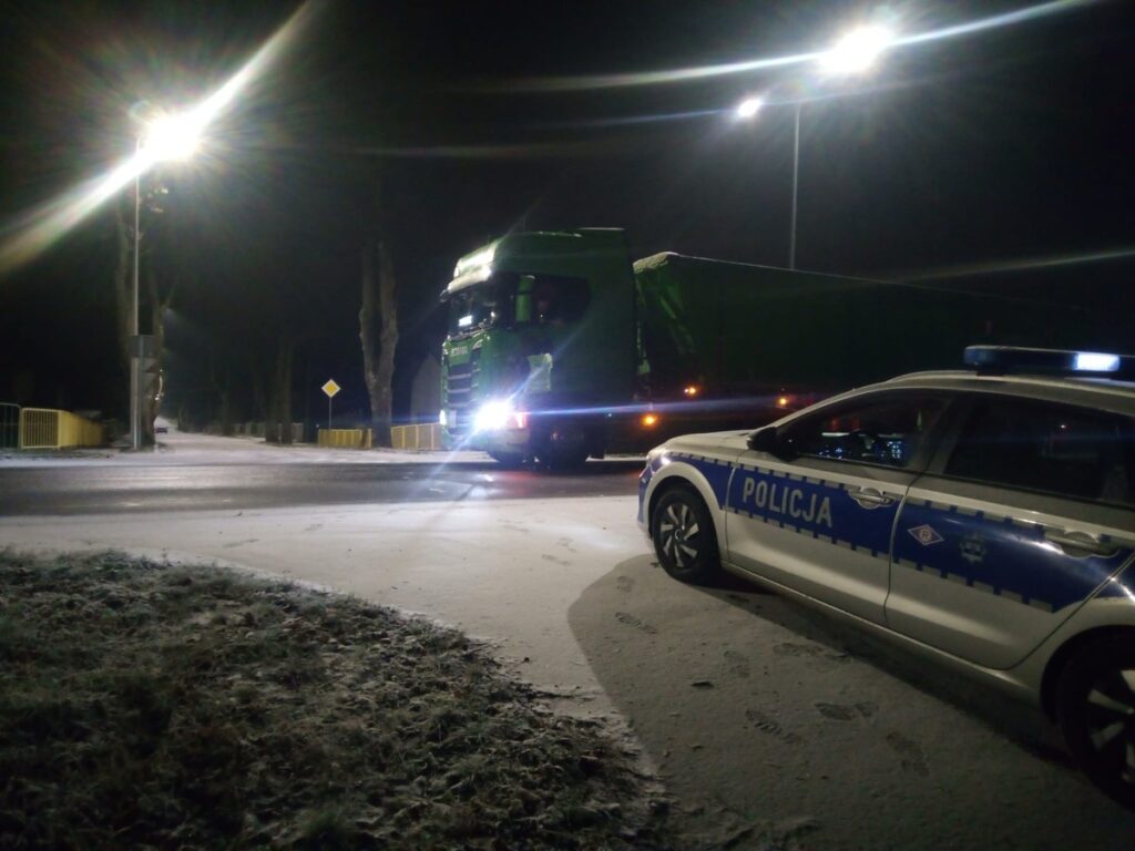 policyjny radiowóz i ciężarówka w dniu prowadzenia akcji "Trzeźwy poranek" / fot.policja