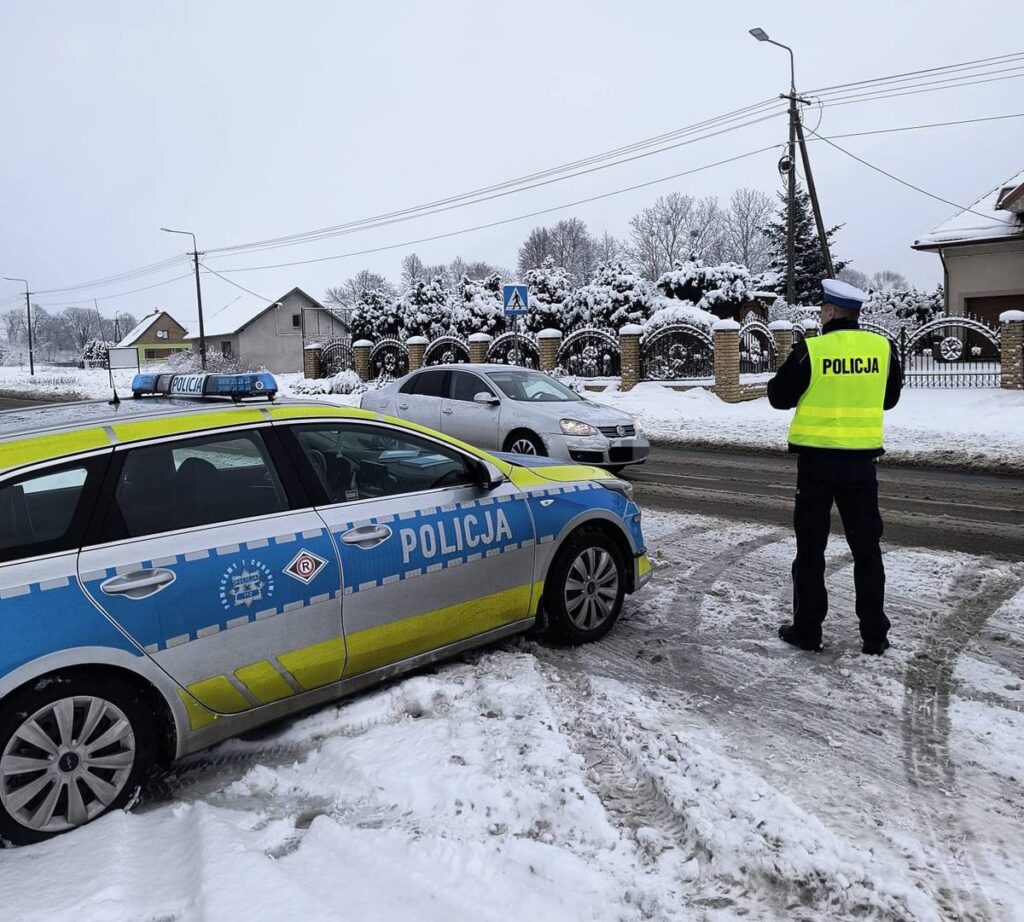 Akcja "Prędkość" na drogach powiatu Na zdjęciu głównym policjant i oznakowany radiowóz / fot. policja