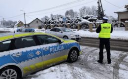 Na zdjęciu głównym policjant i oznakowany radiowóz / fot. policja