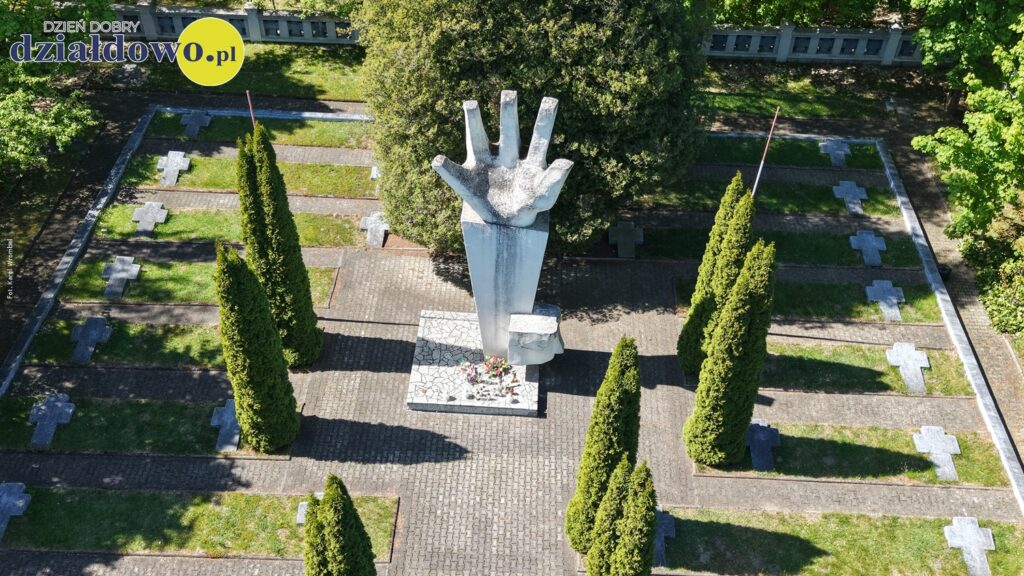 Na zdjęciu głównym Pomnik Pamięci w Komornikach, pomnik przedstawia dłoń wyciągniętą ku niebu