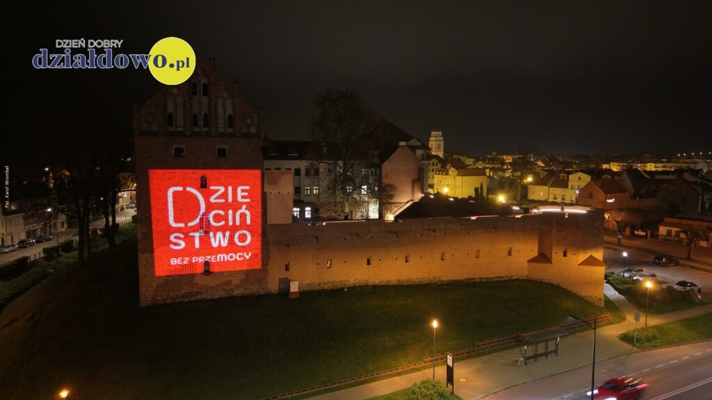 podświetlony zamek z logiem akcji "Dzieciństwo bez Przemocy"