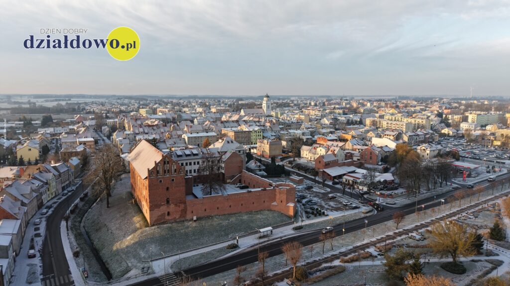 widok Działdowa z lotu ptaka, na pierwszym planie zamek w Działdowie