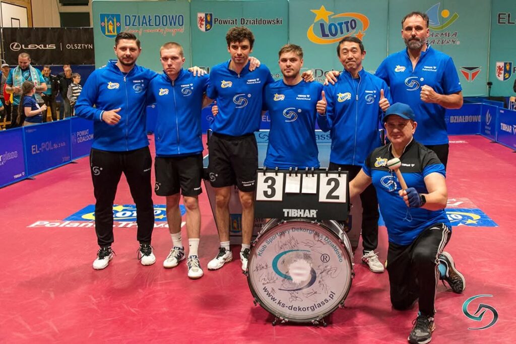 Seria podtrzymana, Mistrz Polski Dekorglass lepszy od lidera grupa mężczyzny w sali gimnastycznej fot. KS Dekorglass