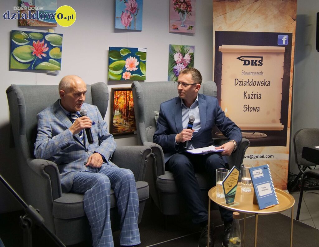 Promocja tomiku wierszy Andrzeja Przybyszewskiego "Przeciw nieistnieniu" Andrzej Przybyszewski i Piotr Kozikowski podczas wieczoru poetyckiego w bibliotece