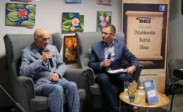 Andrzej Przybyszewski i Piotr Kozikowski podczas wieczoru poetyckiego w bibliotece