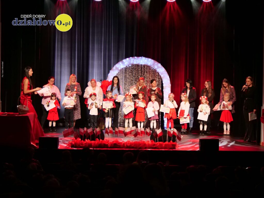 dzieci i osoby dorosłe uczestnicy Festiwalu Piosenki i Tańca "Moja Mała Ojczyzna"