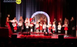 dzieci i osoby dorosłe uczestnicy Festiwalu Piosenki i Tańca "Moja Mała Ojczyzna"