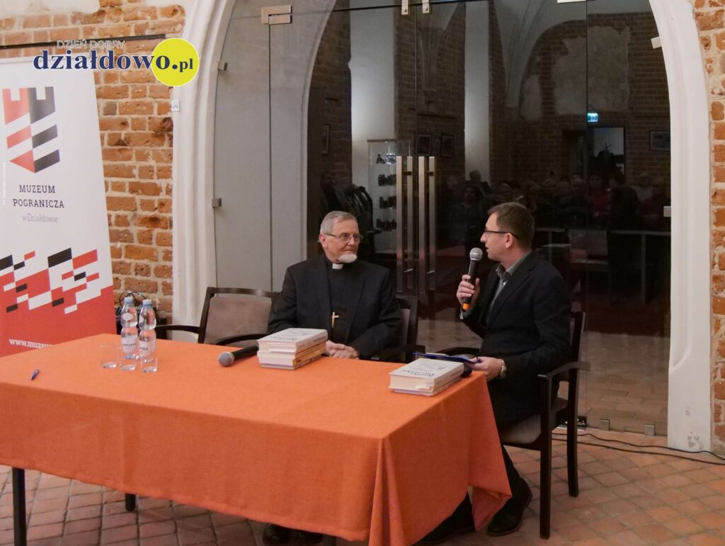 biskup senior Rudolf Bażanowski i prowadzący spotkanie Piotr Kozikowski