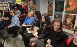 „Wędrując leśnymi ścieżkami” – wystawa prac młodych artystów w MBP