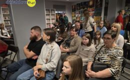 „Wędrując leśnymi ścieżkami” – wystawa prac młodych artystów w MBP