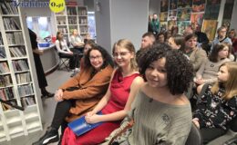 „Wędrując leśnymi ścieżkami” – wystawa prac młodych artystów w MBP