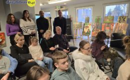 „Wędrując leśnymi ścieżkami” – wystawa prac młodych artystów w MBP