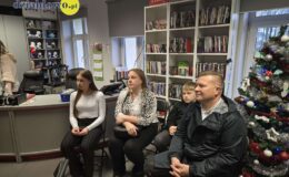 „Wędrując leśnymi ścieżkami” – wystawa prac młodych artystów w MBP