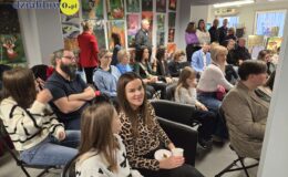 „Wędrując leśnymi ścieżkami” – wystawa prac młodych artystów w MBP