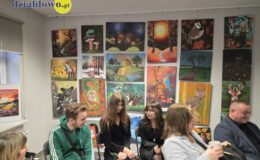 „Wędrując leśnymi ścieżkami” – wystawa prac młodych artystów w MBP