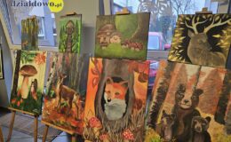 „Wędrując leśnymi ścieżkami” – wystawa prac młodych artystów w MBP